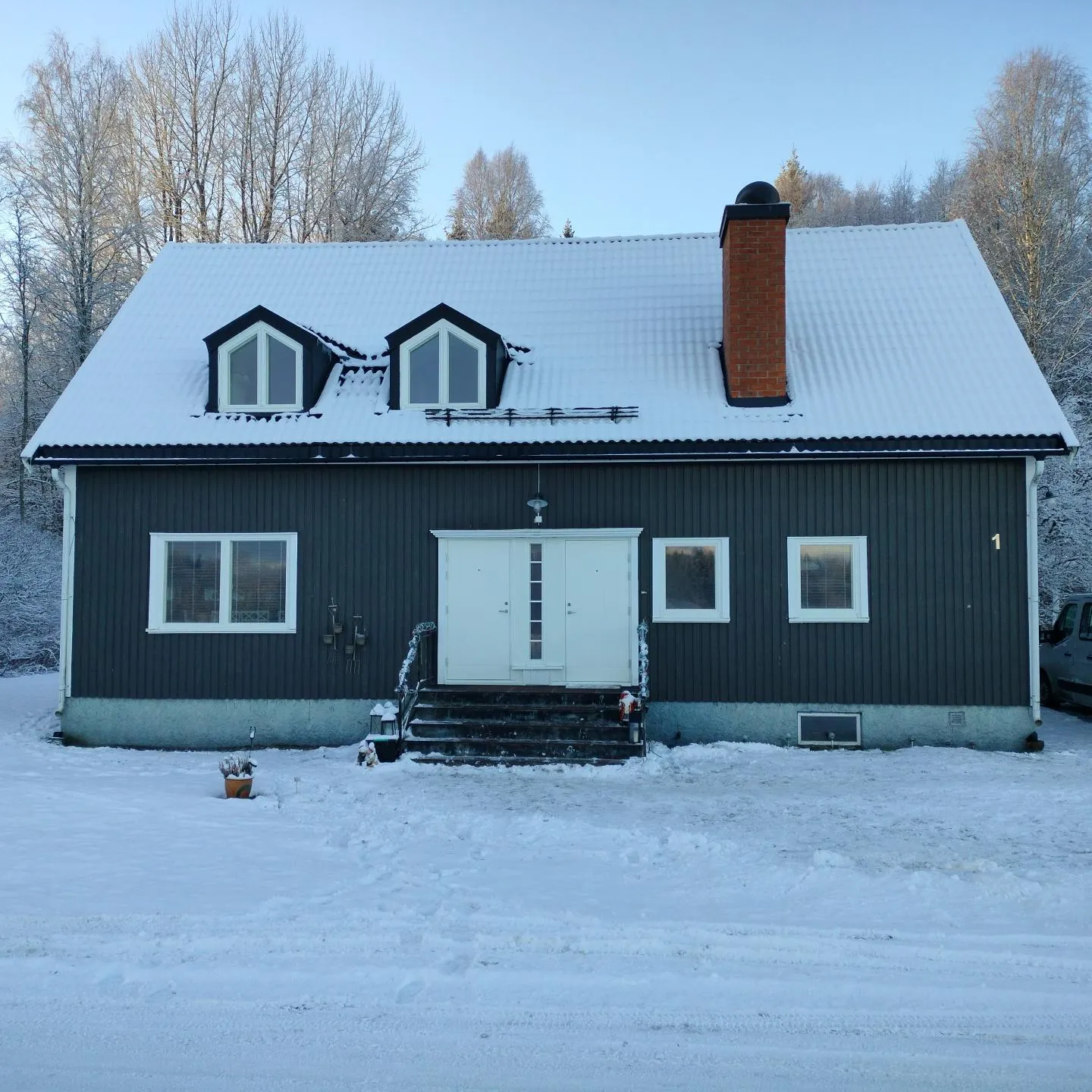 Husfasad med fönster i ett och två luft.